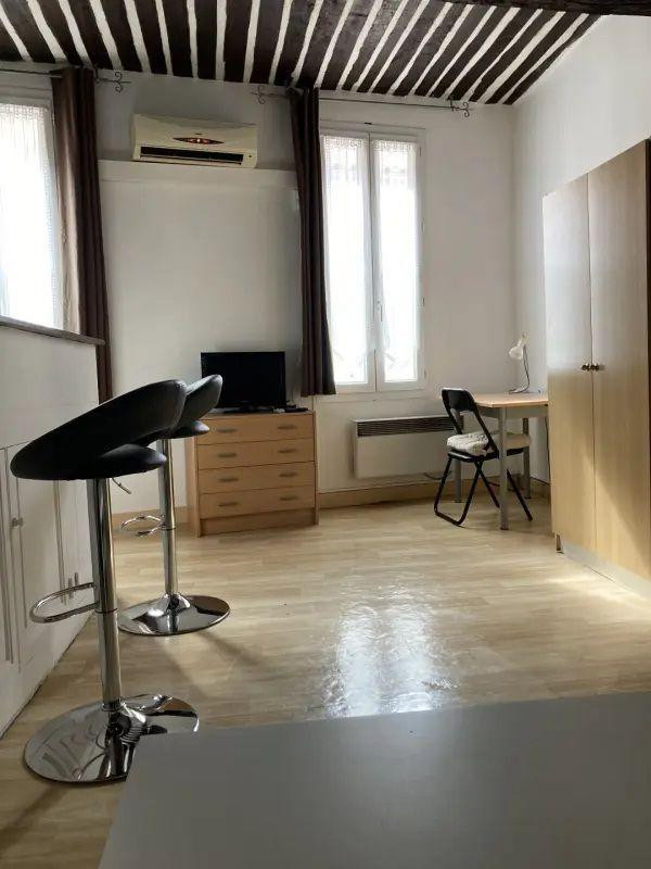 
                                                Location
                                                 T1 rénové, idéalement placé, très lumineux
