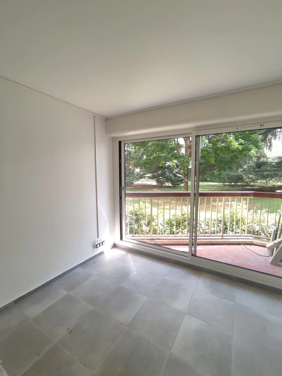 
                                                Location
                                                 T1  Talence