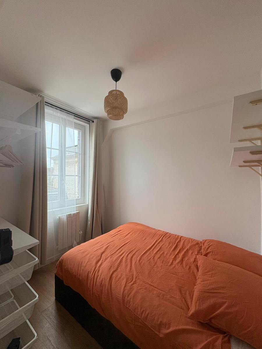 
                                                Location
                                                 T1bis refait à neuf plein centre ville