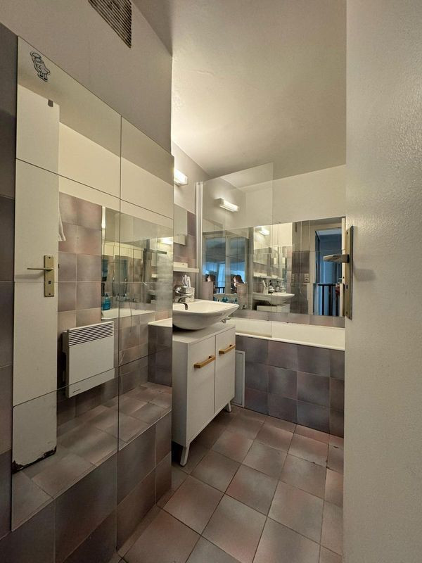 
                                                Location
                                                 T2 6e Arrondissement