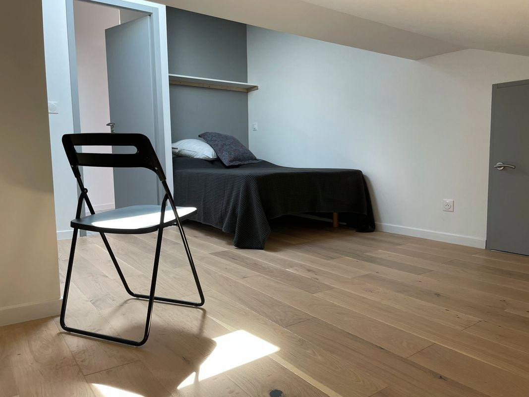 
                                                Location
                                                 T2 atypique rénové meublé Cœur Chartrons/Jardin Pu