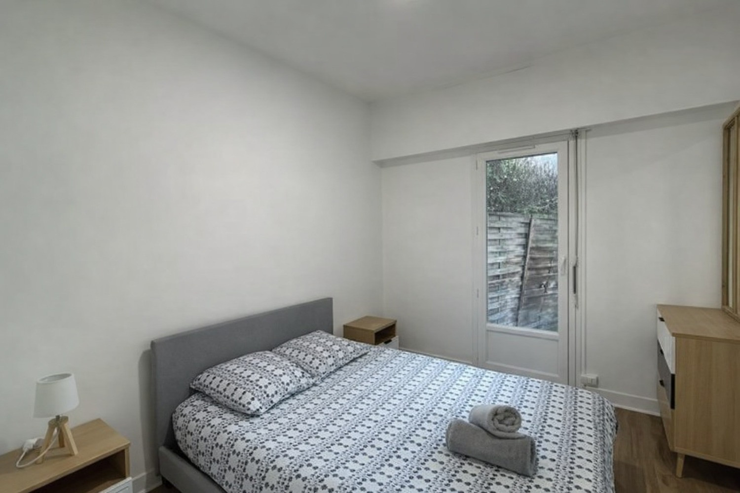 
                                                Location
                                                 T2 avec Jardin