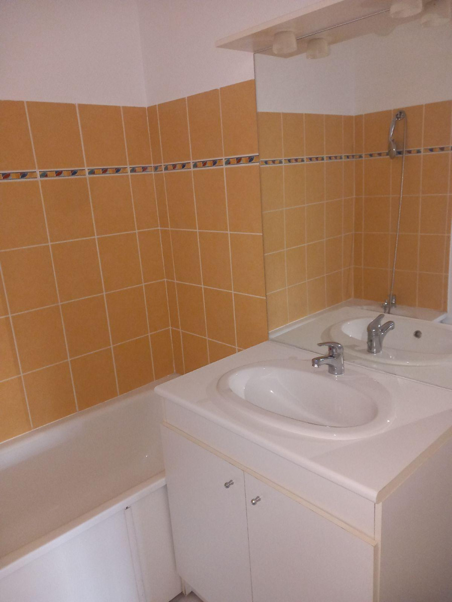 
                                                Location
                                                 T2  avec place de parking privative