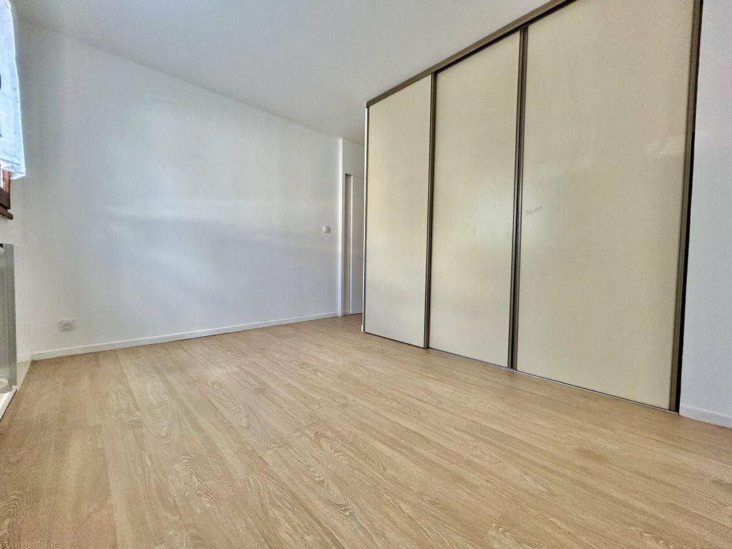 
                                                Location
                                                 T2 Bis 55 m2 lumineux, avec parking