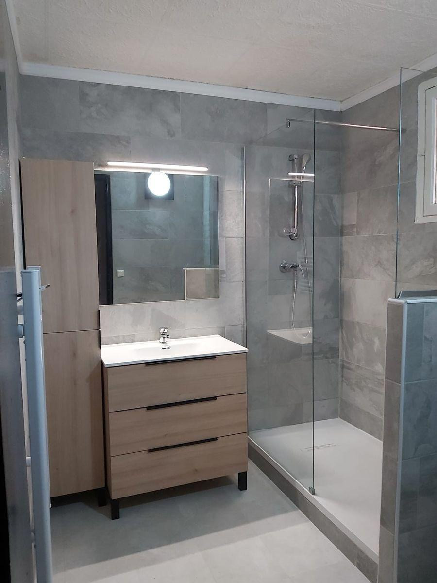 
                                                Location
                                                 T2 bonne exposition proche métro transports en com