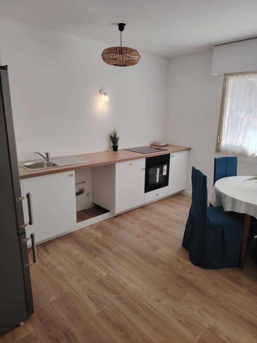 
                                                Location
                                                 T2 confortablement meublé à deux pas du Jardin Pub