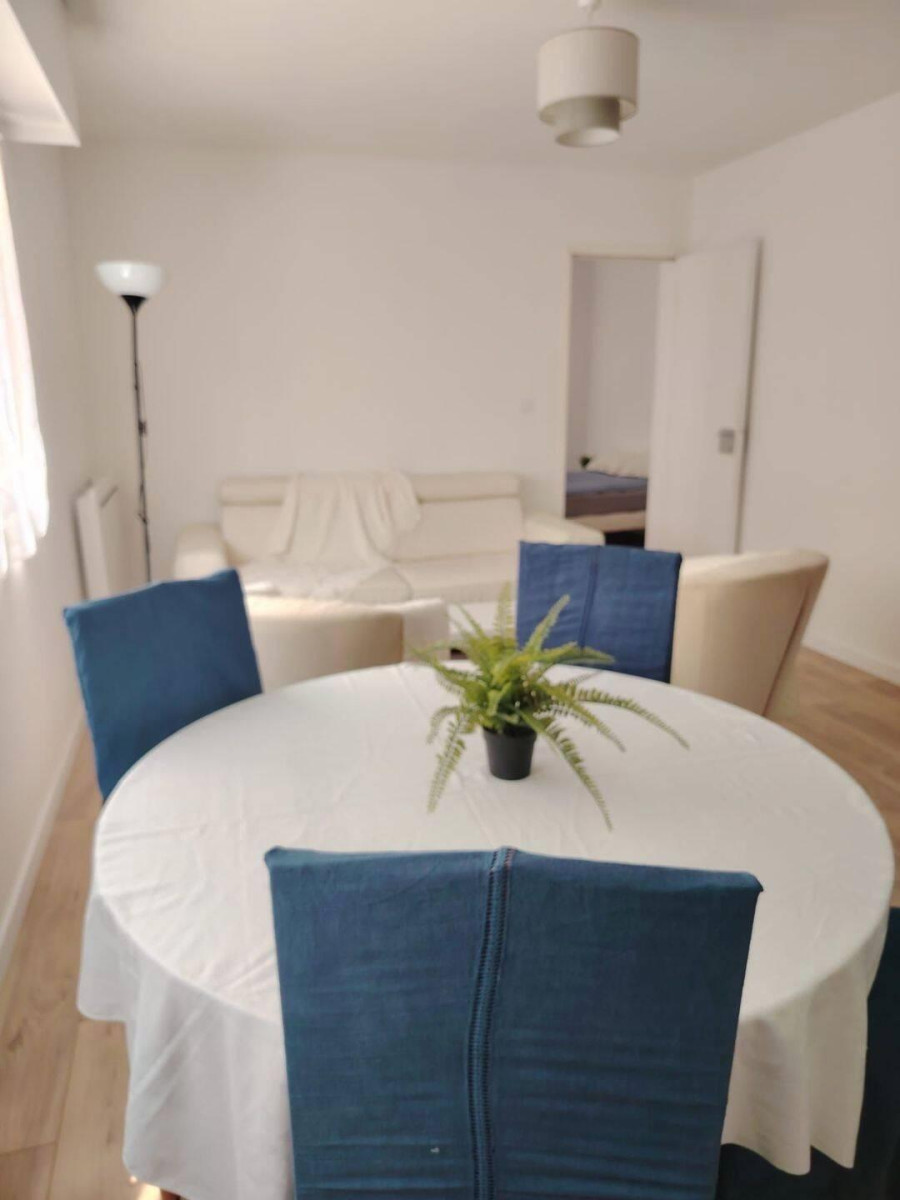 
                                                Location
                                                 T2 confortablement meublé à deux pas du Jardin Pub