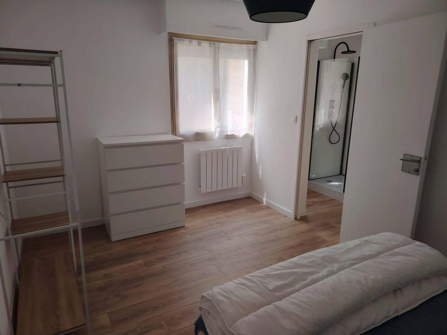 
                                                Location
                                                 T2 confortablement meublé à deux pas du Jardin Pub