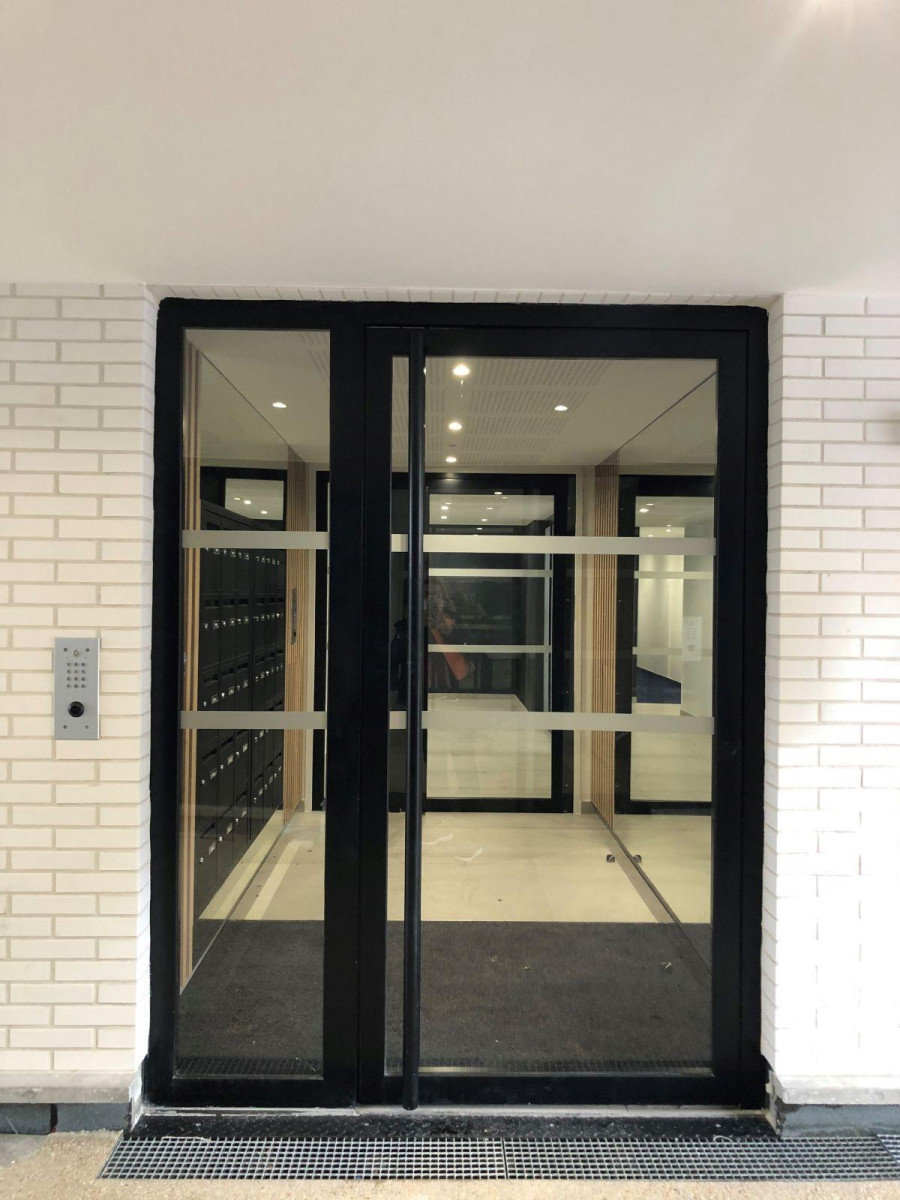 
                                                Location
                                                 T2 contemporain à 12 mn de la Défense par tram