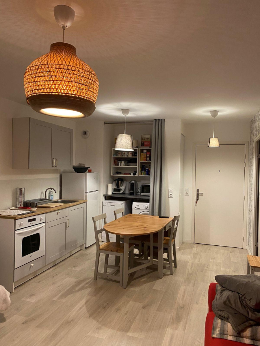 
                                                Location
                                                 T2 contemporain à 12 mn de la Défense par tram