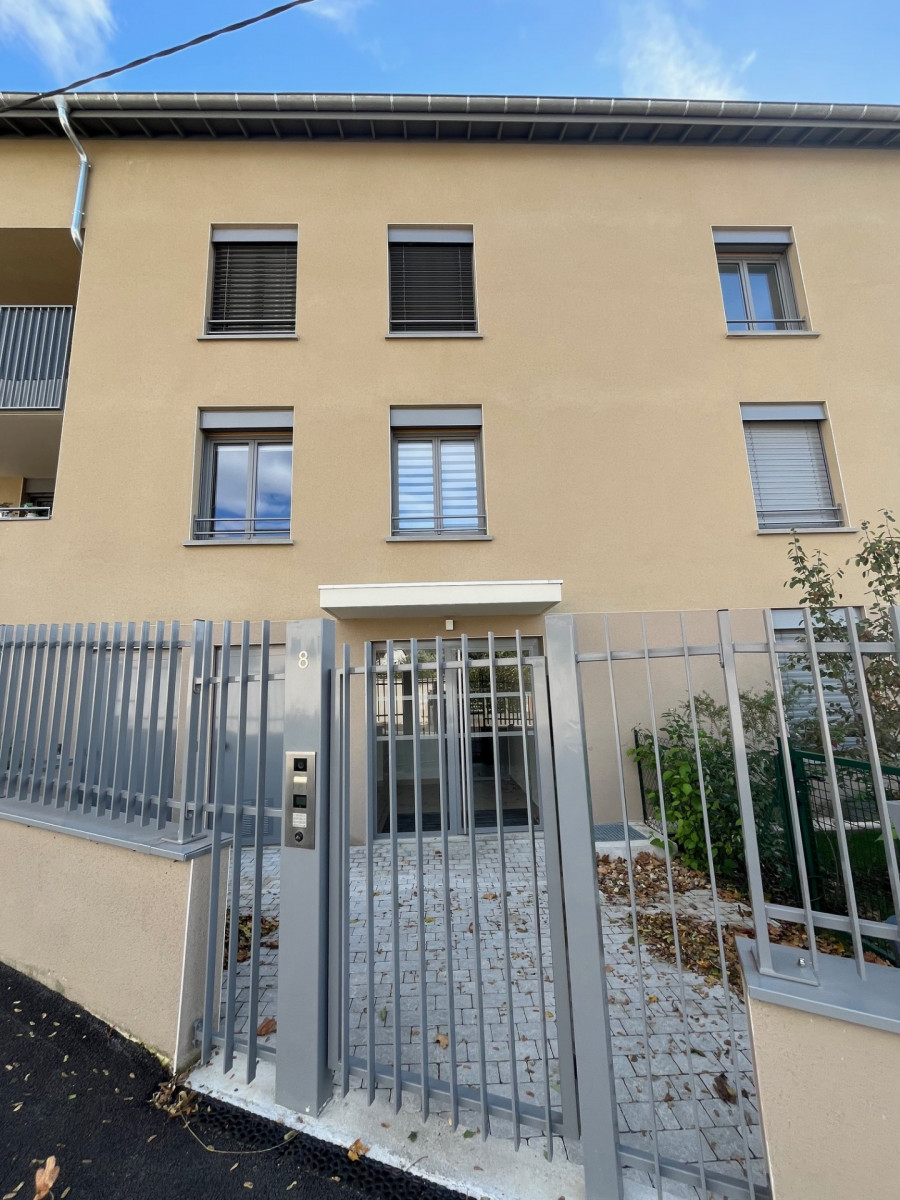 
                                                Vente
                                                 T2 contemporain dans un cadre paisible à Neuville-sur-Saône, éligible PTZ et frais de notaire réduits