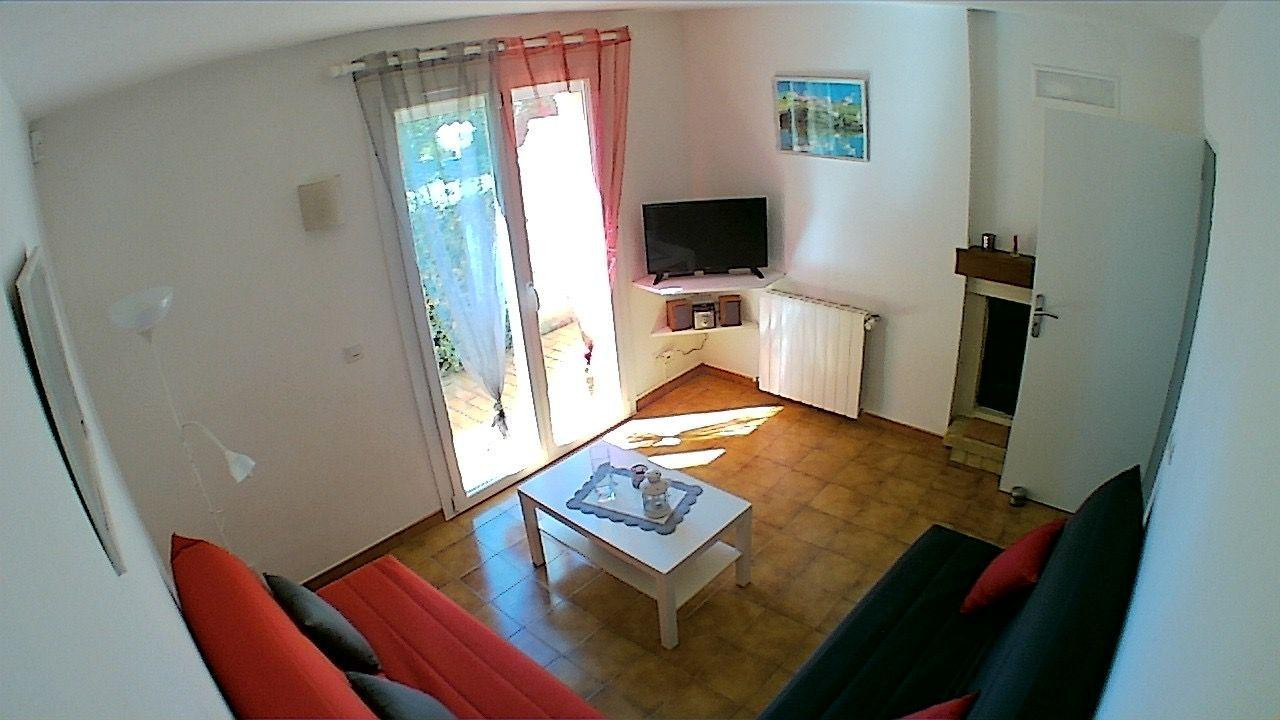 
                                                Location
                                                 T2 dans maison du propriétaire dans petit village