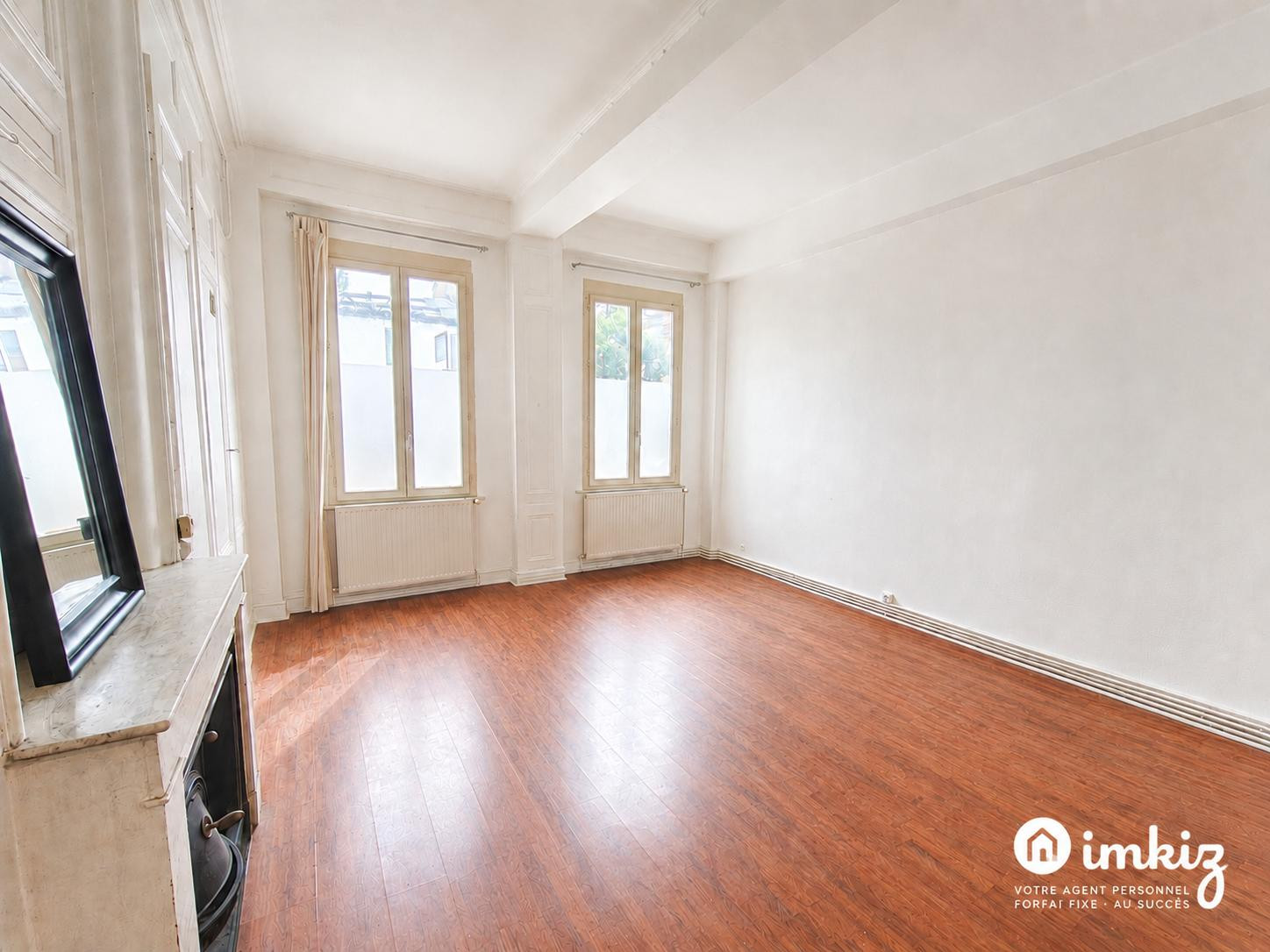 
                                                Vente
                                                 T2 de 50m² avec cachet à rénover - Fort potentiel