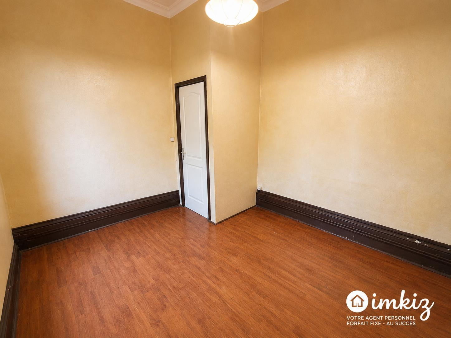 
                                                Vente
                                                 T2 de 50m² avec cachet à rénover - Fort potentiel