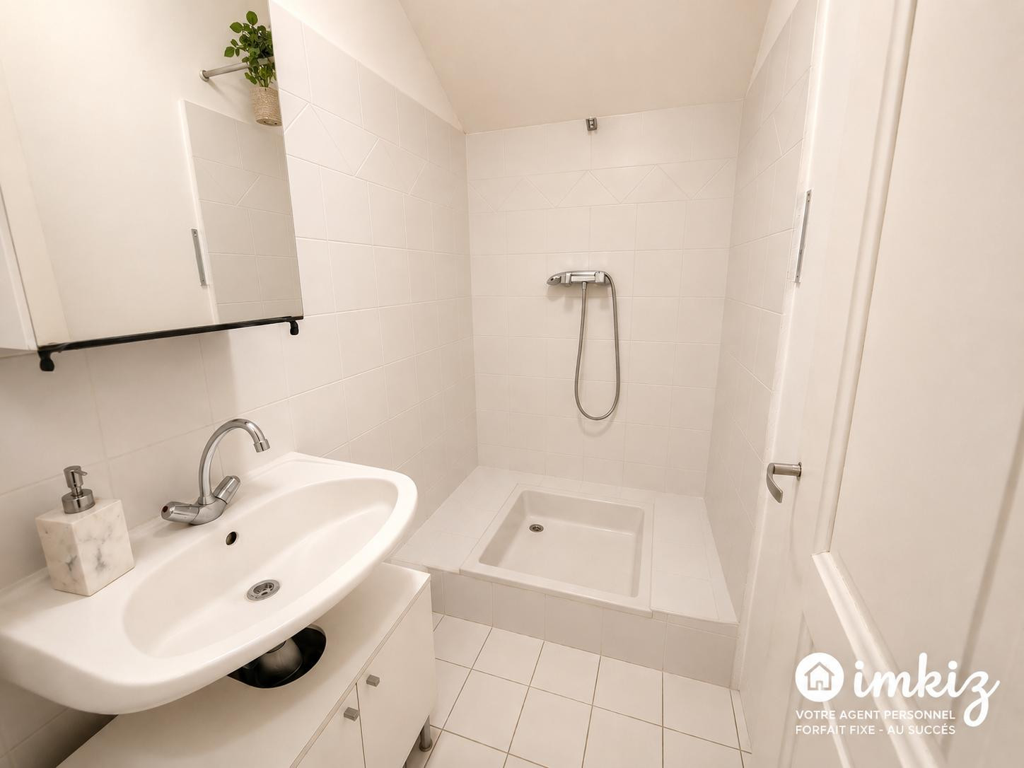
                                                Vente
                                                 T2 de 50m² avec cachet à rénover - Fort potentiel