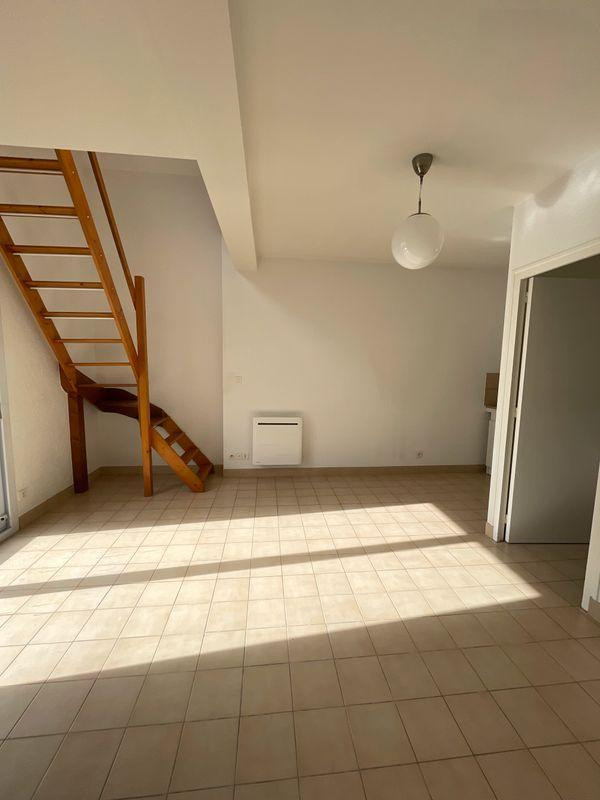 
                                                Location
                                                 T2 Duplex atypique 40m² Nantes Erdre Rond Pt Paris
