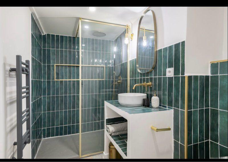 
                                                Location
                                                 T2 Duplex Cours Julien – 3e étage – 700/mois CC