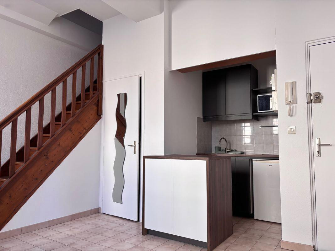 
                                                Location
                                                 T2 duplex meublé secteur Voltaire