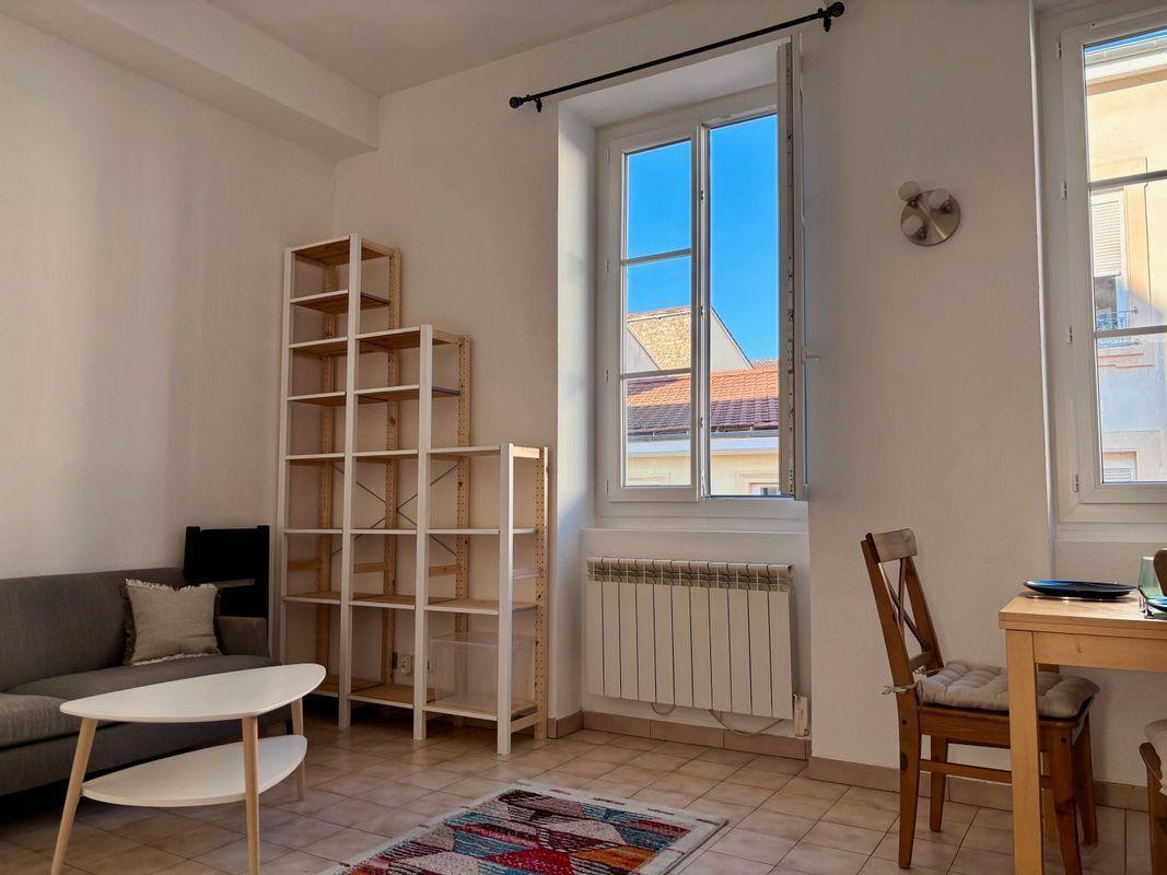 
                                                Location
                                                 T2 duplex meublé secteur Voltaire