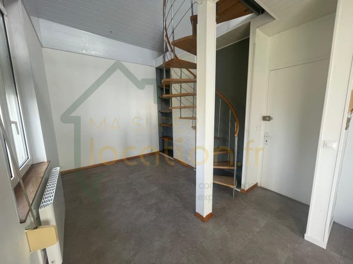 
                                                Location
                                                 T2 en duplex de plus de 40m2 situé en centre-ville de Saint-Quentin