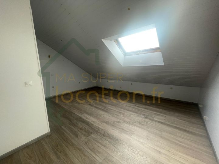 
                                                Location
                                                 T2 en duplex de plus de 40m2 situé en centre-ville de Saint-Quentin