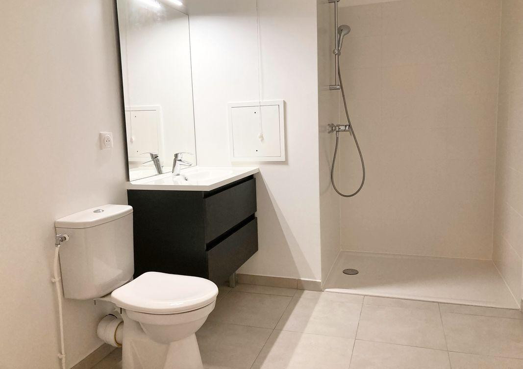 
                                                Location
                                                 T2 flambant neuf.