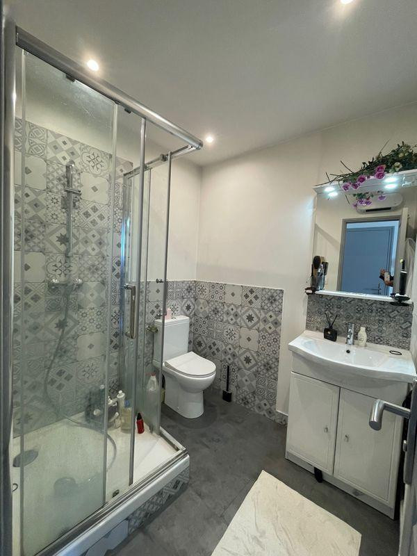 
                                                Location
                                                 T2 La valentine