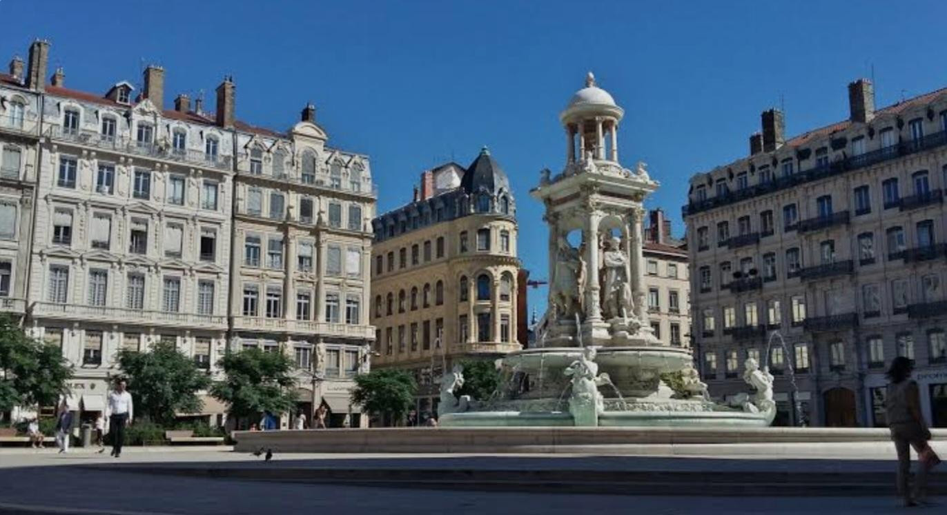 
                                                Location
                                                 T2 lumineux et calme en plein centre ville