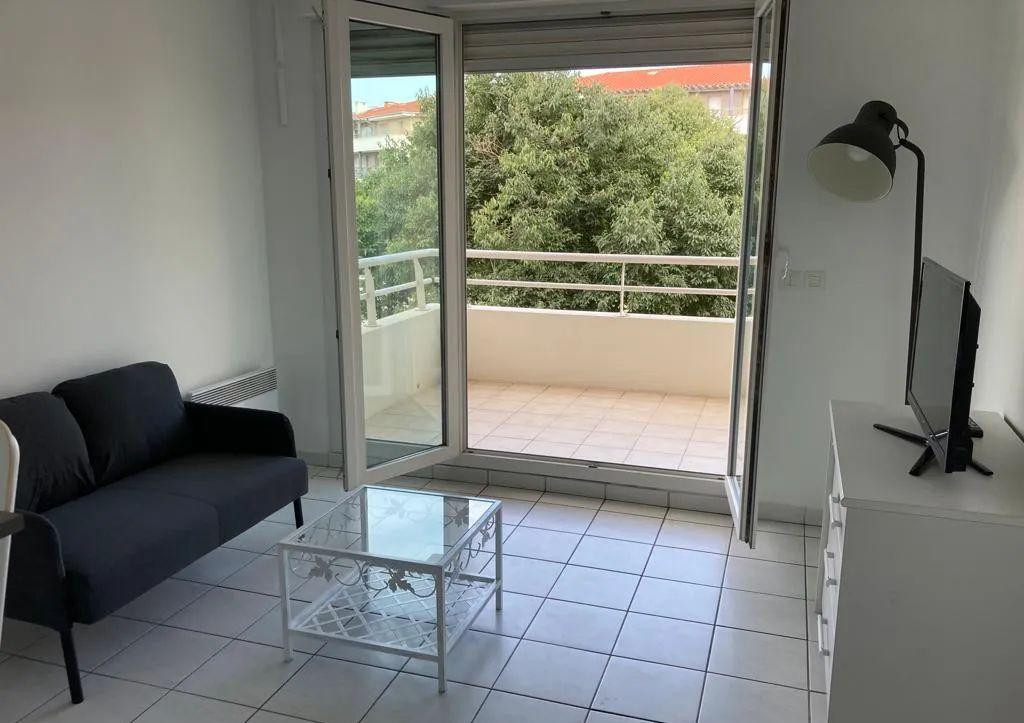 
                                                Location
                                                 T2 meublé 30m2 avec terrasse plein sud et parking
