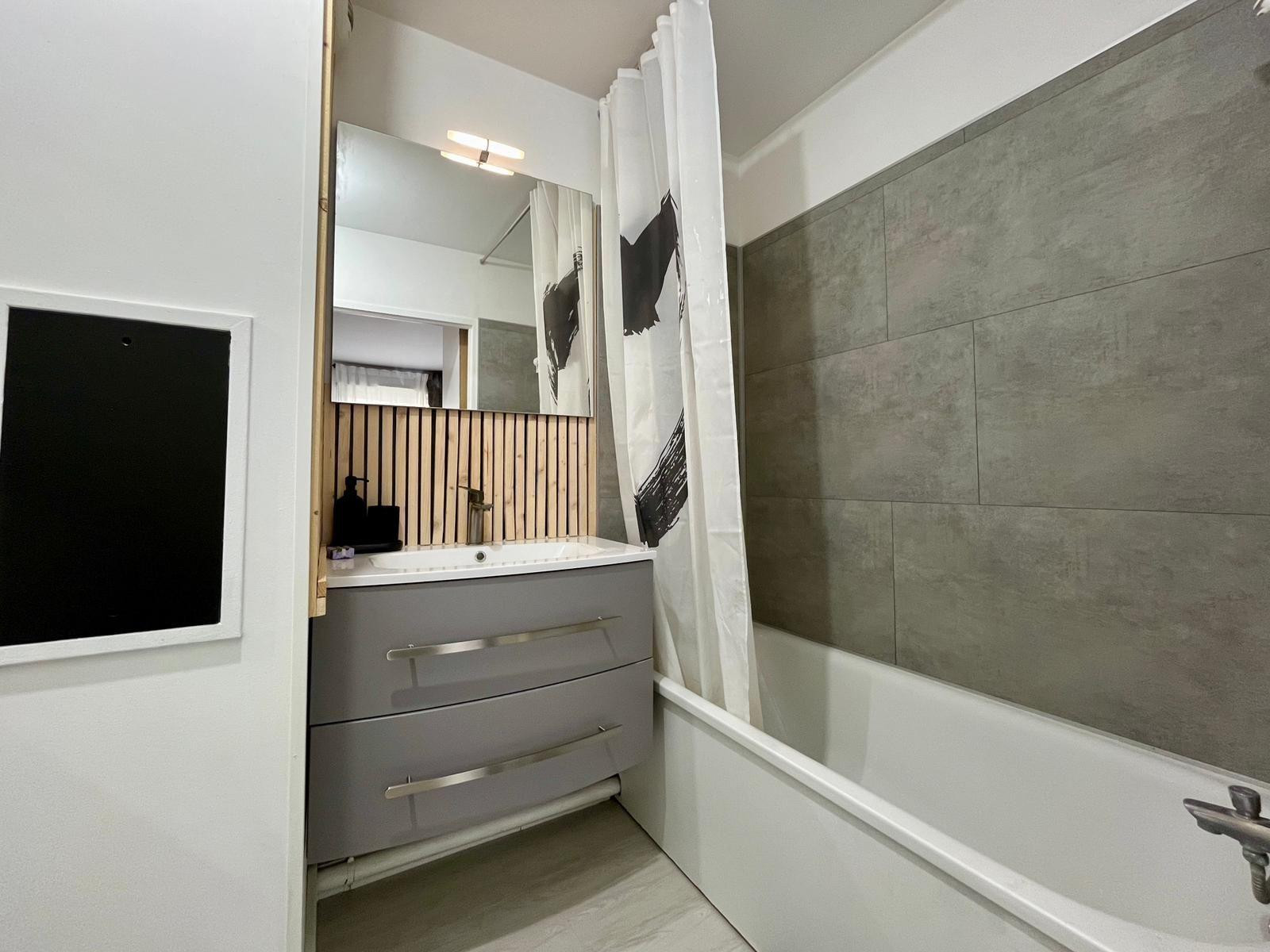 
                                                Location
                                                 T2 meublé 36 m² – Parking – moderne – central