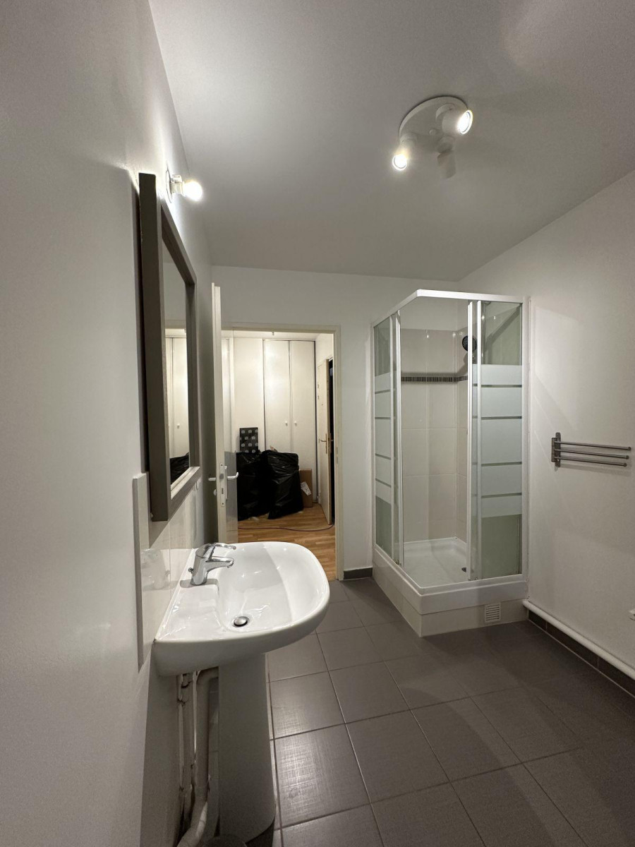 
                                                Location
                                                 T2 MEUBLÉ 42 m² + PARKING  PUTEAUX