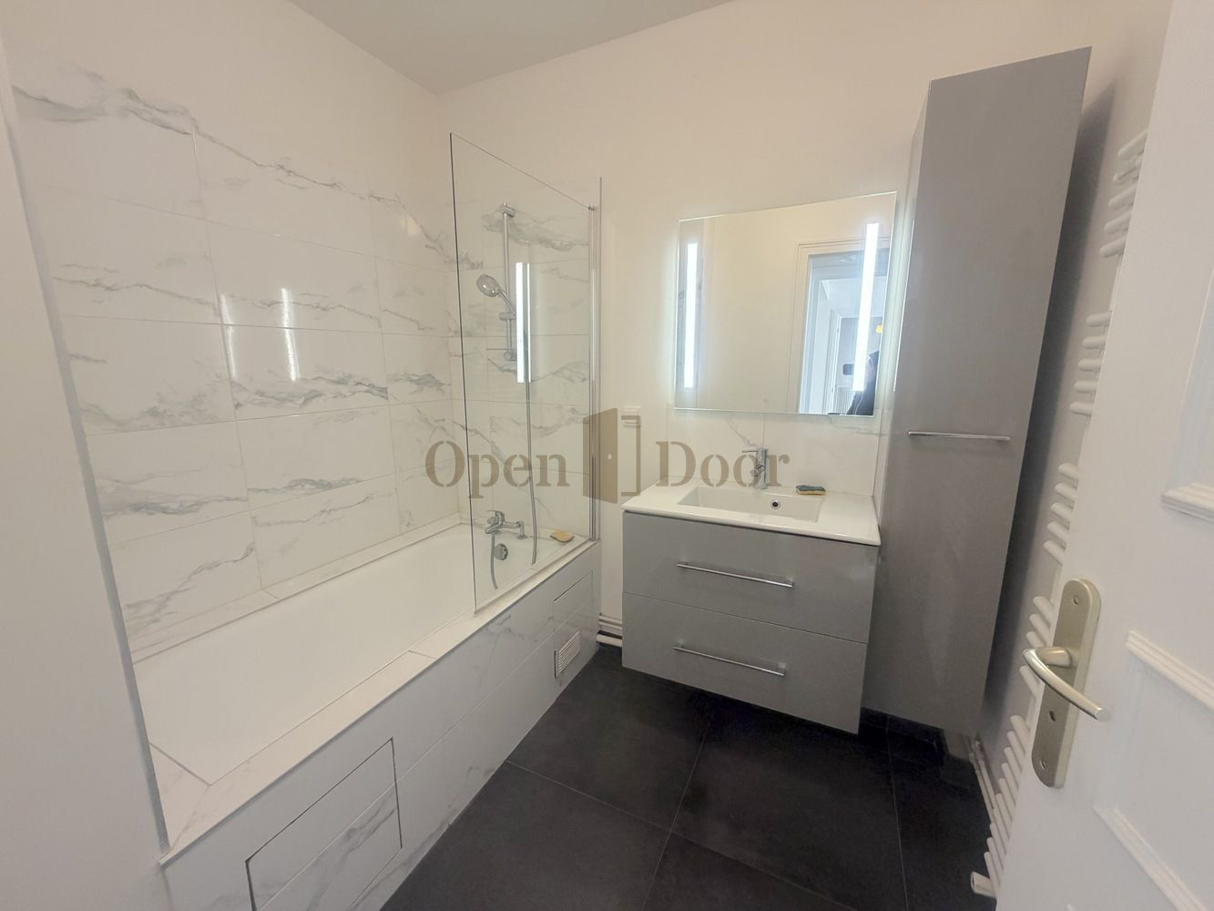 
                                                Location
                                                 T2 MEUBLÉ 46 m² · BALCON · BOX — LE RAINCY