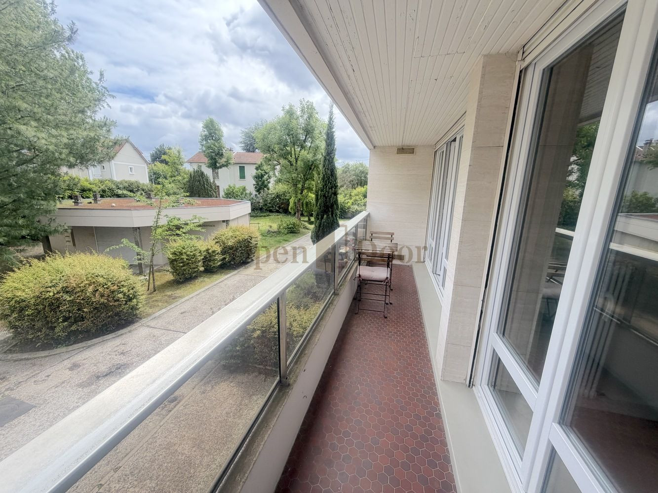 
                                                Location
                                                 T2 MEUBLÉ 46 m² · BALCON · BOX — LE RAINCY