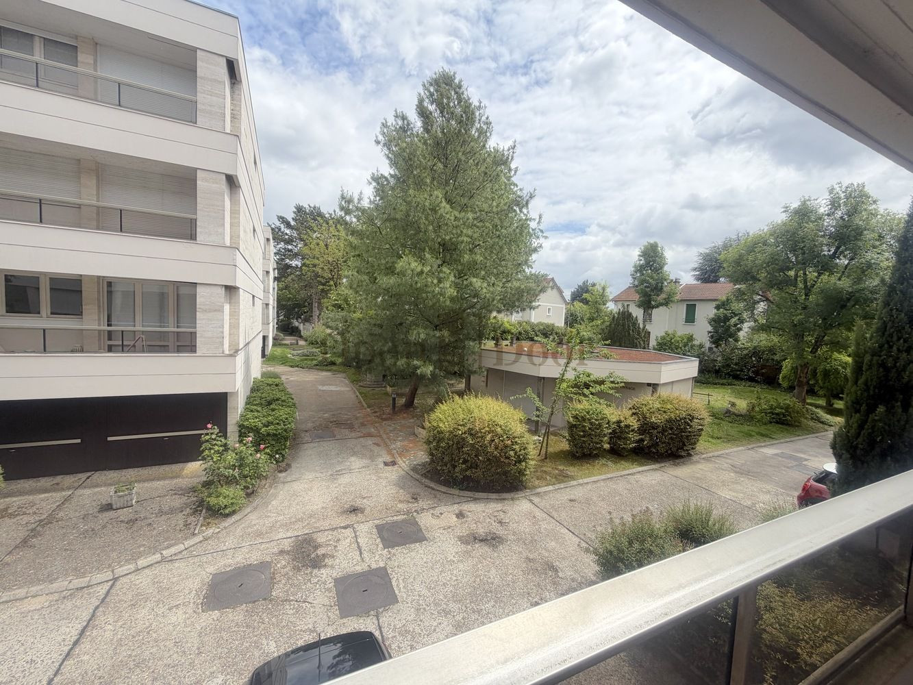 
                                                Location
                                                 T2 MEUBLÉ 46 m² · BALCON · BOX — LE RAINCY