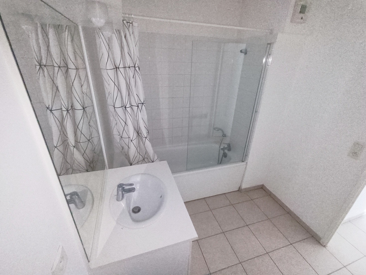 
                                                Location
                                                 T2 meublé 48m2 avec parking - Val d'Avre