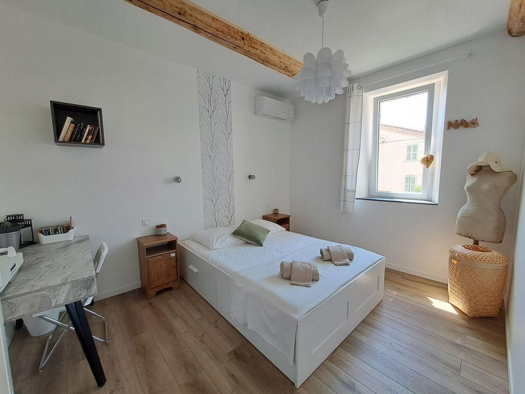 
                                                Location
                                                 T2 meublé Bail étudiant refait à neuf