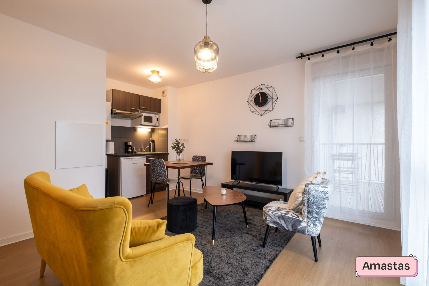 
                                                Location
                                                 T2 meublé de 35m² rénové au dernier étage avec terrasse et salle de sport !