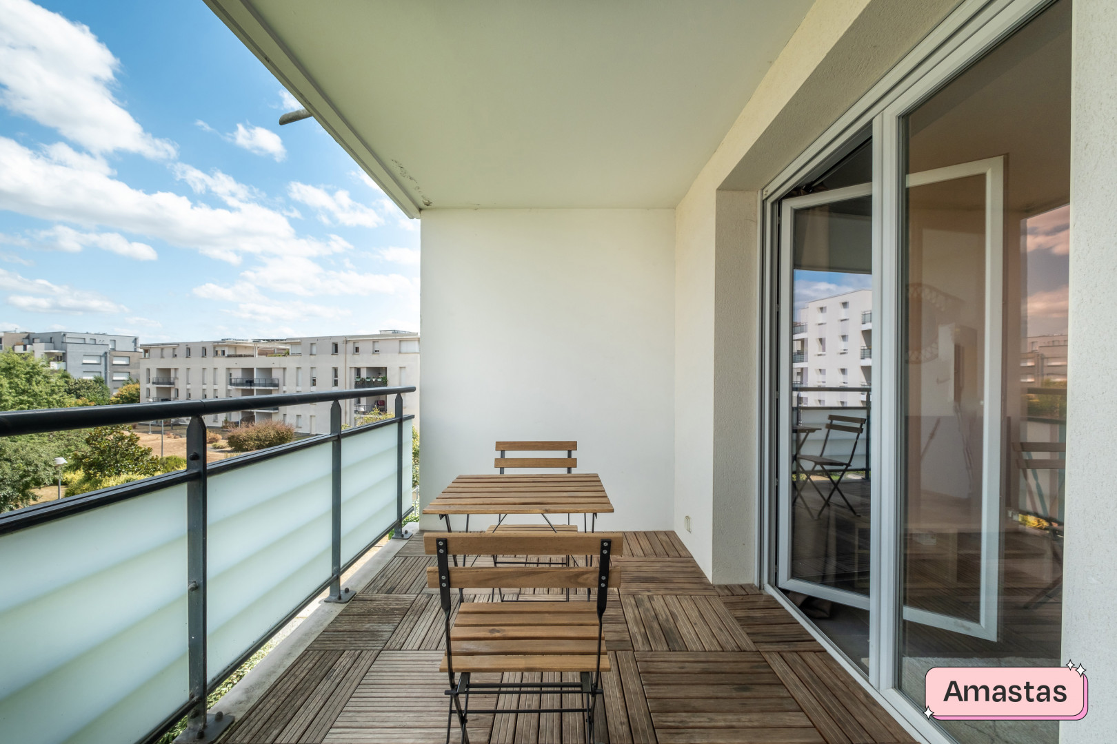 
                                                Location
                                                 T2 meublé de 42m² rénové avec terrasse et pkg à 7 min du métro B