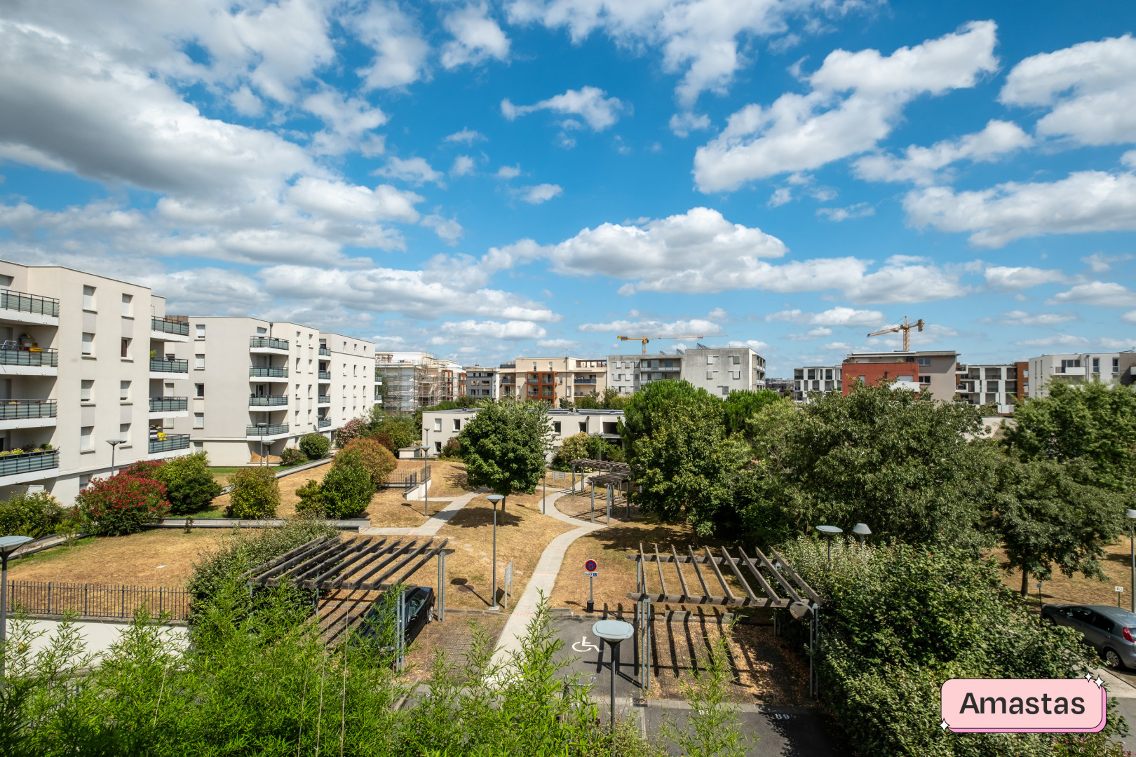 
                                                Location
                                                 T2 meublé de 42m² rénové avec terrasse et pkg à 7 min du métro B