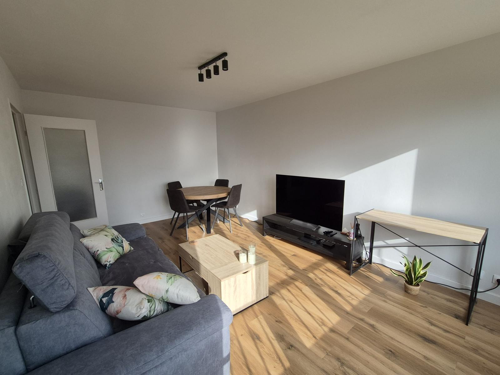 
                                                Location
                                                 T2 meublé de 54,4 m² dans résidence sécurisée