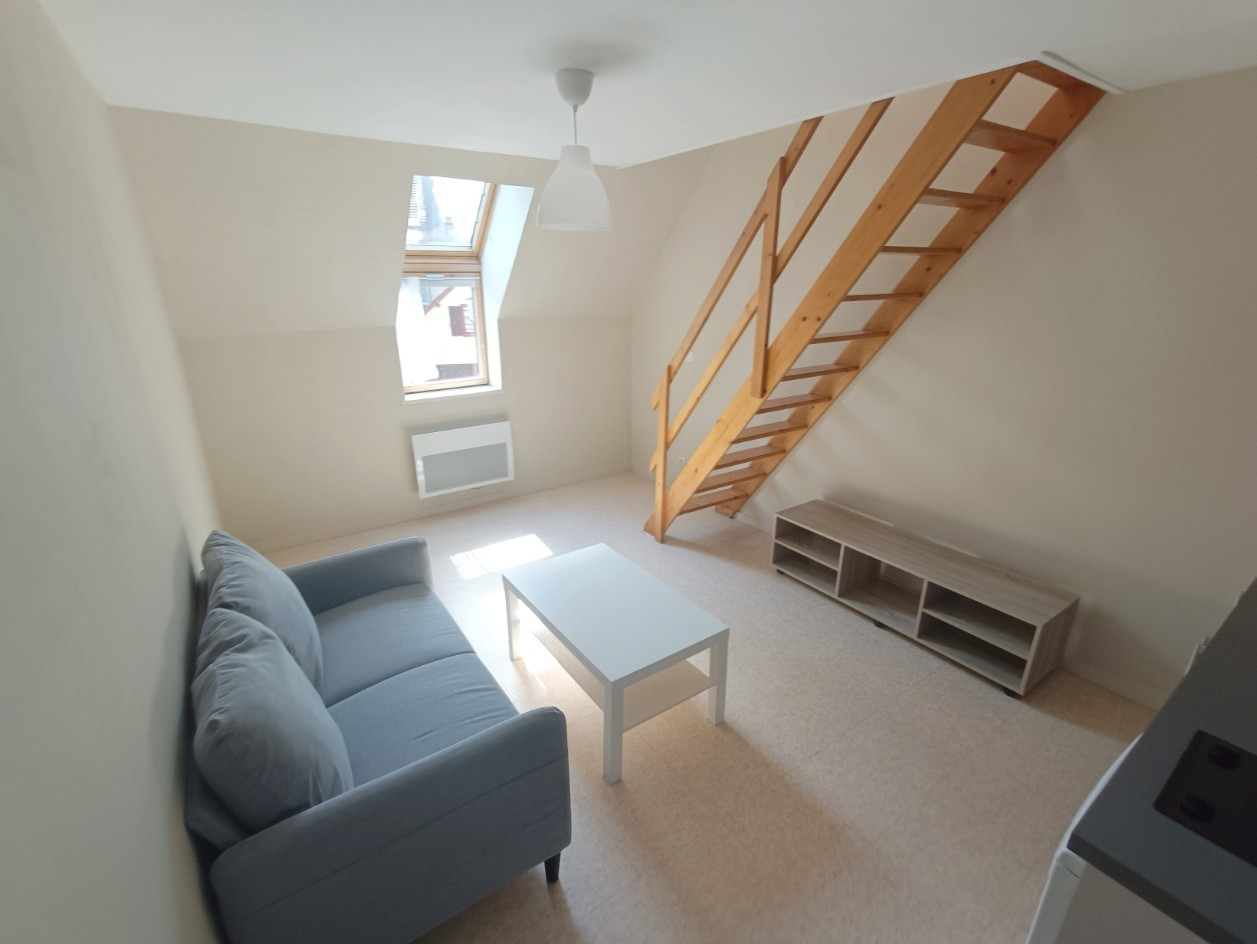 
                                                Location
                                                 T2 meublé en duplex avec parking, quartier St-Leu