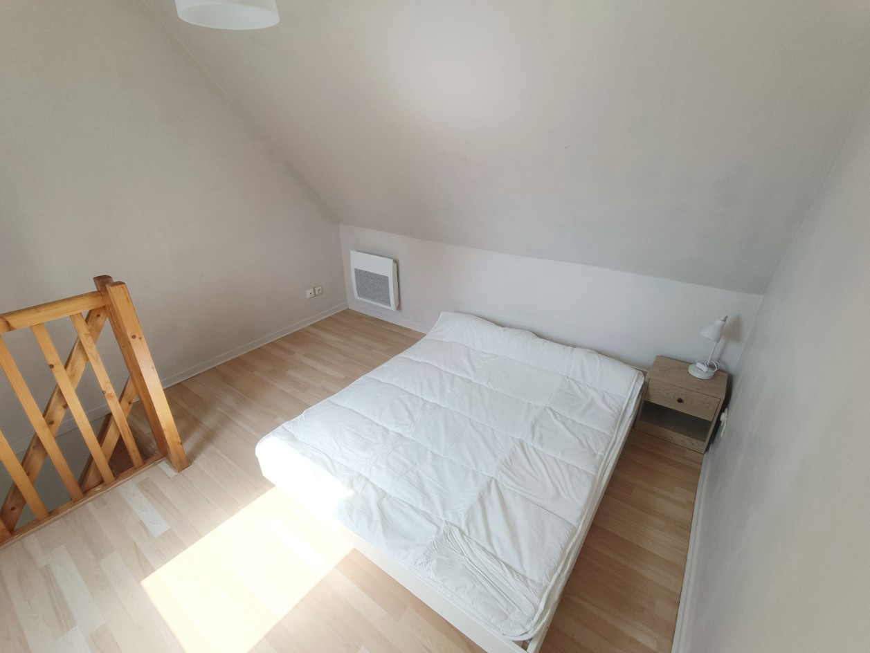 
                                                Location
                                                 T2 meublé en duplex avec parking, quartier St-Leu