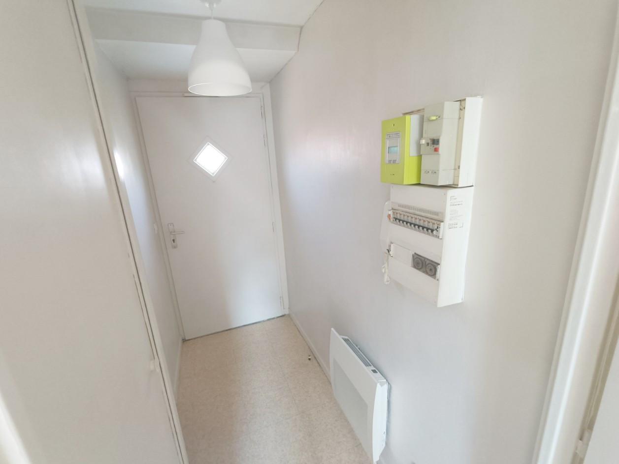 
                                                Location
                                                 T2 meublé en duplex avec parking, quartier St-Leu