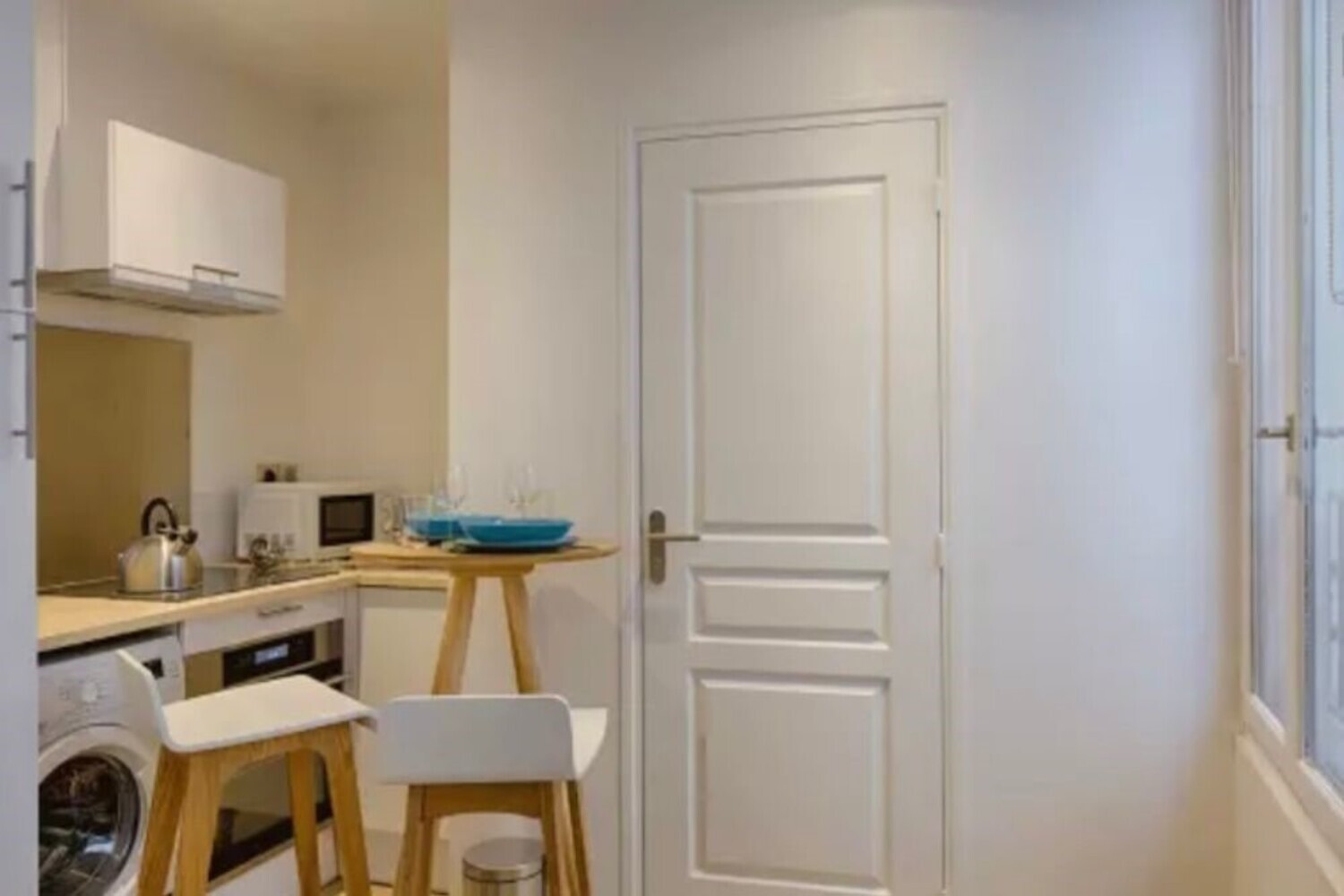 
                                                Location
                                                 T2 meublé et calme,  Rue de Charenton 75012