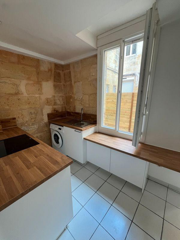 
                                                Location
                                                 T2 meublé proche Victoire avec un extérieur