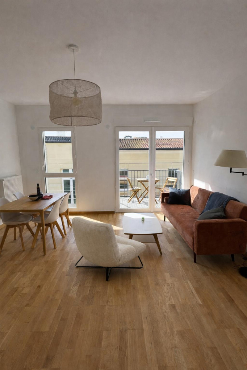 
                                                Location
                                                 T2 meublé Reims 52m2 central/balcon/parking☀️