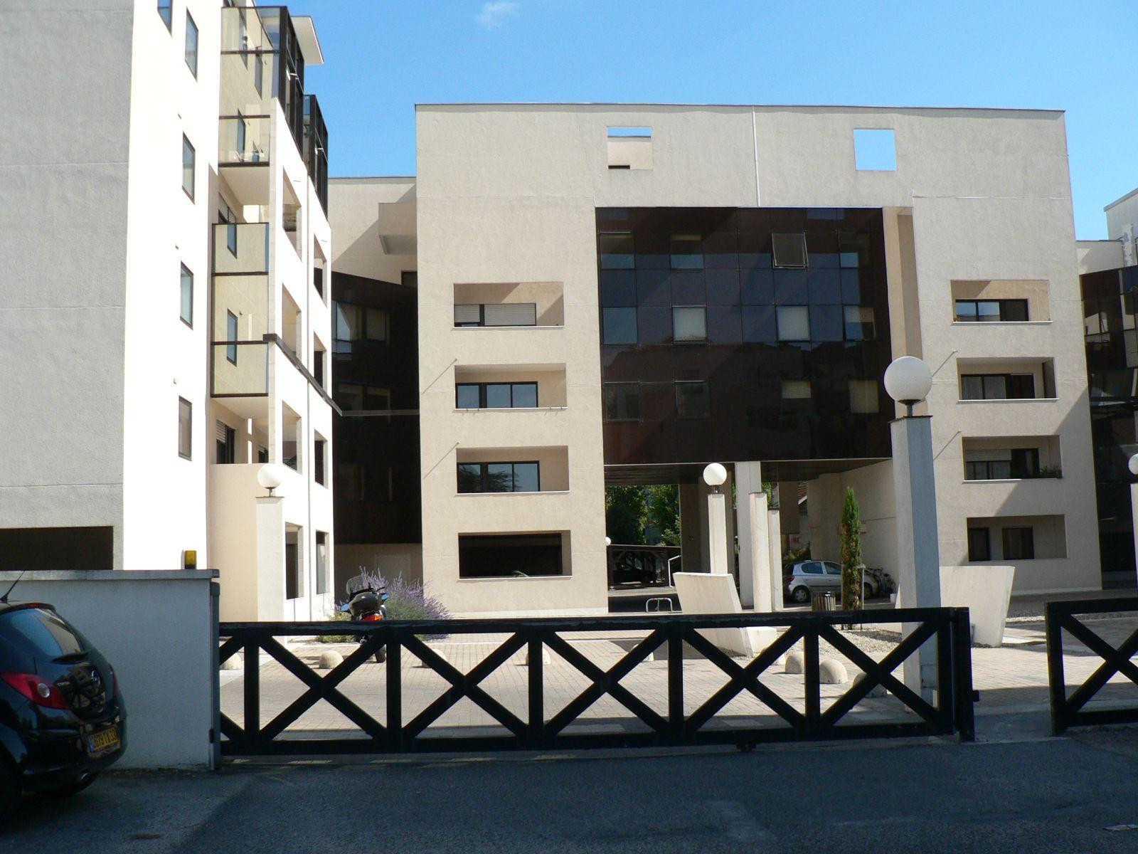 
                                                Location
                                                 T2 meuble secteur Pellgrin proche  commodites