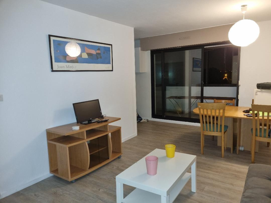 
                                                Location
                                                 T2 meuble secteur Pellgrin proche  commodites