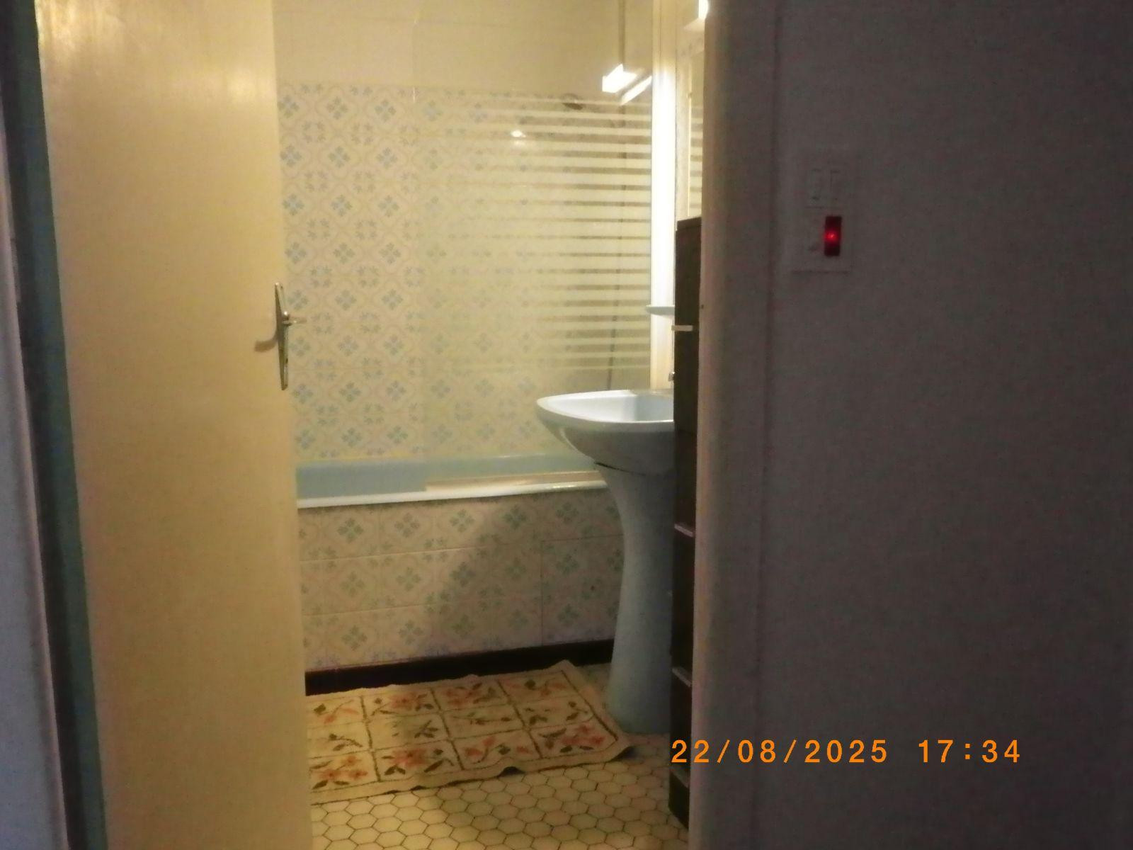 
                                                Location
                                                 T2 Meublé TBE plein centre proche transports