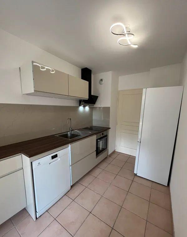 
                                                Location
                                                 T2 meublé terrasse, garage 50 M2 à Marseille